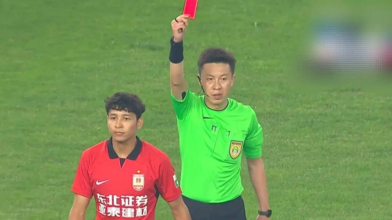 长春亚泰继续领先积分榜，客场大胜大连塔里木的简单介绍